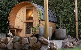 Valley View Home - Barrel Sauna, Woodfired Pizza Oven, Firepit, Kids Playset